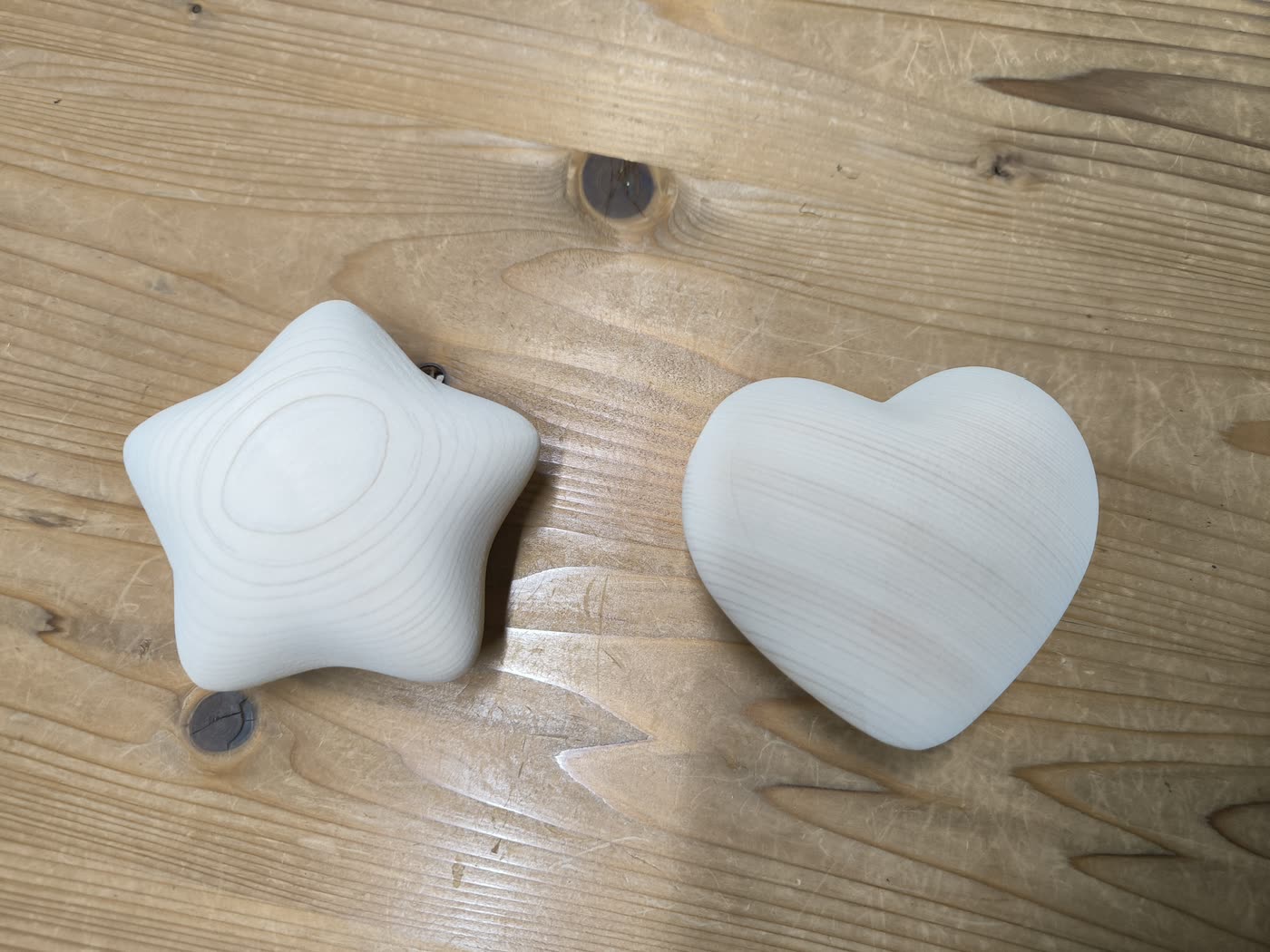 研磨してなめらかに仕上げた木製品